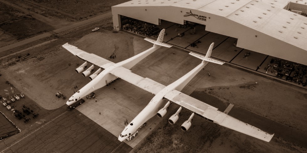 Конец «Мечты»: в США выкатили из ангара транспортный самолет-гигант Stratolaunch 